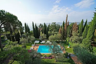 Image de Superbe villa historique avec vue sur le lac et piscine privée dans un endroit fantastique