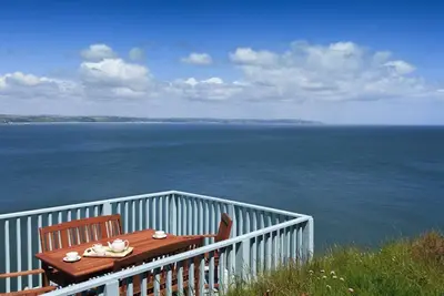 Image de Ce cottage détaché pour six personnes est perché sur le bord de la falaise et jouit d'une vue sur Start Bay.