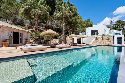 Image de Maison moderne avec goût et une vue spectaculaire près de Es Cubells 10 places