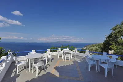 Image de Viola + Jasmine. Accès à la mer du parc privé. Vue privilégiée sur la mer Egée.