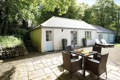 Image de A 4 miles au sud de Helston, cette charmante maison est située dans un domaine tranquille.