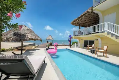 Image de Entièrement rénové maison de bord de mer privé sur la plage avec ponton privé
