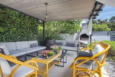 Image de Maison de vacances rénovée avec piscine privée à seulement 1 km de la plage