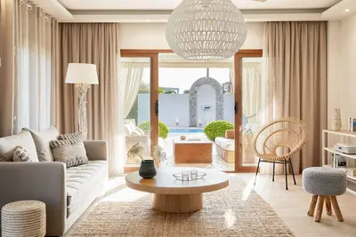 Image de Villa Daphne à côté de la mer à Dassia avec piscine privée jacuzzi extérieur chauffé