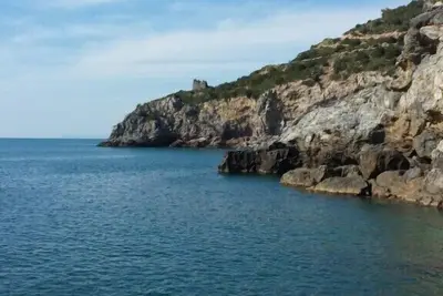 Image de Appartement avec 2 chambres, jardin privé, accès privé à la mer et à la piscine