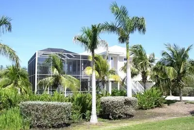 Image de maison de style Key West. 3 chambres 2 salles de bain avec piscine chauffée blindé. Promenade à la plage