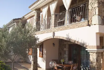 Image de villa pascoli, mer-chia