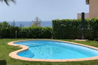 Image de Appartement dans villa avec piscine et jardin avec vue sur la mer sur deux niveaux