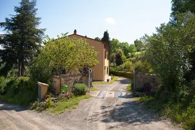 Image de Ferme isolée et paisible située sur les pentes d'une vallée enchanteresse