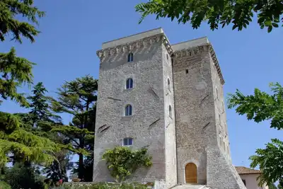 Image de Tour historique avec piscine privée, grands jardins et parking privé en Ombrie