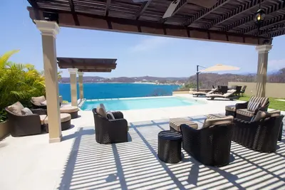 Image de Villa de luxe en bord de mer avec piscine à débordement