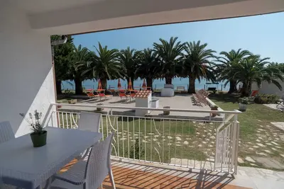Image de Appartement directement sur la mer avec solarium et service de plage inclus