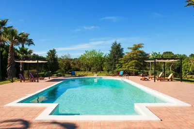 Image de Villa De lantanë avec piscine privée dans un jardin de 10 000 m. q.