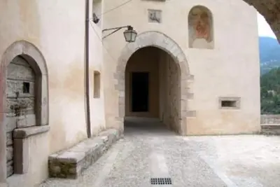 Image de Ombrie, Valnerina, Immeuble de standing dans un petit village medioeval.