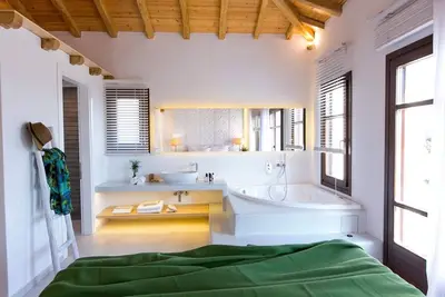 Image de Villa de luxe de deux chambres à skiathos avec piscine privée et vue exceptionnelle sur la mer