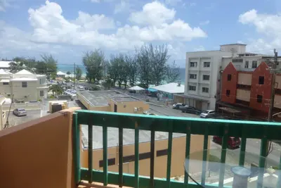 Image de Hastings Towers 3b opp Beach avec balcon donnant sur la mer!