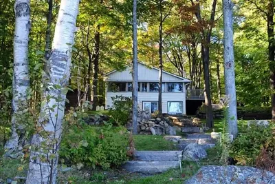 Image de Authentique cabane en rondins de Muskoka de 1935 avec tout le confort de la maison