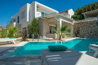 Image de Endroit calme, piscine chauffée, jacuzzi, Internet sans fil, vue sur la montagne, à proximité de la mer
