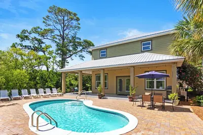 Image de Nouveau! Isolé, calme, privé 6 lits, 6 1/2 salles de bain, piscine privée et voiturette de golf 6 places gratuit!