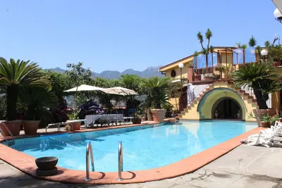 Image de Incroyable villa historique avec piscine en marbre et jardin tropical sur la côte amalfitaine