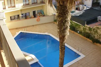 Image de Appartement dans la vieille ville avec piscine communales 4 minutes de la plage