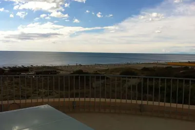 Image de grande terrasse avec vue sur la mer et les dunes de sable
