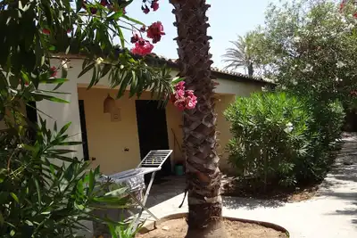 Image de Joli bungalow directement sur la plage de sable et dans le centre