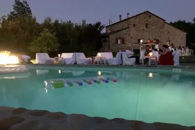 Image de Casaforte di Rigano, maison en pierre nichée sur la colline, au-dessus de Castle San Pietro Terme