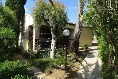 Image de Joli bungalow situé au centre de la ville, directement sur la plage de sable