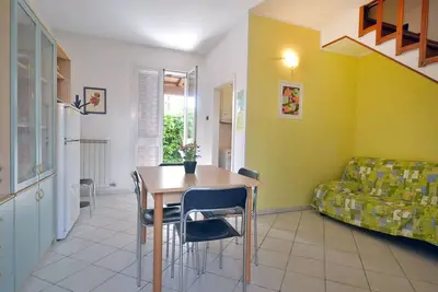 Image de Maison verticale rénovée avec jardin, terrasse et barbecue proche des commerces