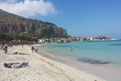 Image de Maison avec jardin avec vue sur la baie de Mondello