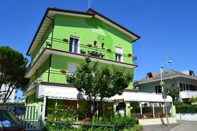 Image de Une chambre à trois lits dans une maison d'hôtes de gestion familiale