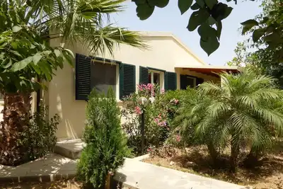 Image de Joli bungalow directement sur la plage de sable et dans le centre