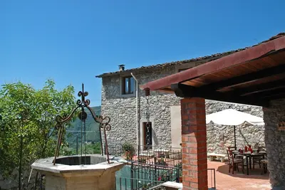 Image de Casa Afra sur des collines tranquilles près de Lucques et avec une vue imprenable