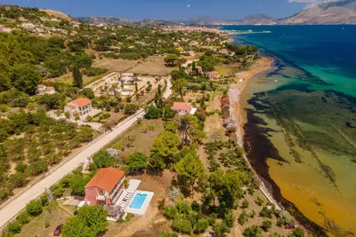 Image de Villa avec deux appartements séparés sur le front de mer avec de superbes vues