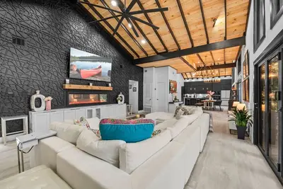 Image de Dans Hot 78704, à distance de marche des bars / restaurants / boutiques / Party Deck!