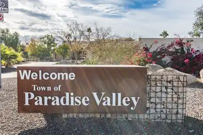 Image de Coucher de soleil surplombant la piscine