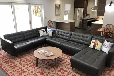 Image de Récemment rénové, spacieux et ensoleillé condo avec vue sur la montagne