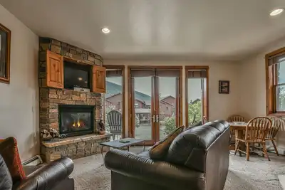 Image de Venez profiter de cette maison de ville bien décorée de Antler's Gulch. C'est parfait pour deux couples ou une petite famille. Vous pourrez vous détendre après une journée de ski sur les meubles en cuir devant le foyer à gaz et lire un livre ou regarde.