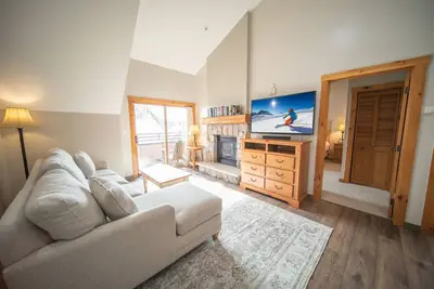 Image de Condo au dernier étage avec vue magnifique sur le village et la montagne! Marchez vers la télécabine, les restaurants et les festivals d'été