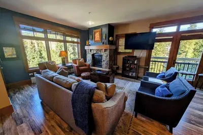 Image de Timbers est un condo de luxe avec accès direct aux pistes à River Run Village. Ce condo de 3 chambres à coucher a beaucoup d’espace pour 12 personnes, une cuisine haut de gamme, et un salon et des chambres joliment décorées. Profitez d'un verre de vin. .