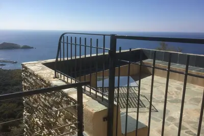 Image de Grande maison typique au bord de la mer au Cap Corse à Centuri (Cannelle)