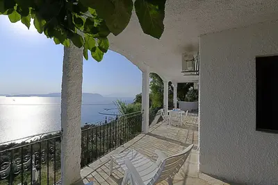 Image de Erika + Veronica. Accès à la mer du parc privé. Vue privilégiée sur la mer Égée.
