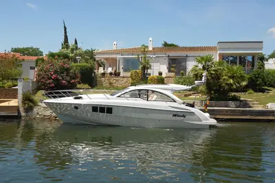 Image de Villa sur le canal avec piscine, 1300 mètres carrés de terrain, 5 chambres, 5 salles de bains, garage