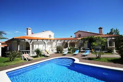 Image de \"Four Seasons\"@Marisol : 350m de la plage, piscine communautaire, A/C, WiFi, plage pour chiens