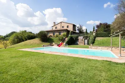 Image de A Stone 15ème siècle construit Prieuré près de Todi.