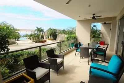 Image de Condo Oceanfront étapes à la piscine et la plage!