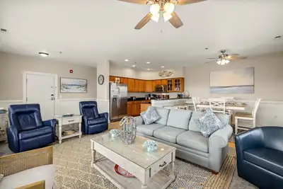 Image de Superbe condo penthouse en bord de mer - vue sur l'océan, piscine et accès facile à la plage. Emplacement central (Sp301s - Jazzie Shore)