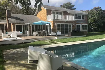 Image de Emplacement privé exclusif à Southampton avec une belle piscine d'eau salée chauffée
