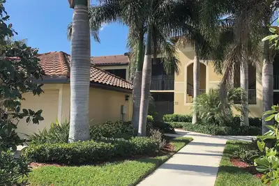 Image de Unité de véranda luxueuse avec golf et tennis et vue sur le lac et le parcours de golf